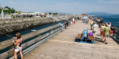 Boardwalk in Campbell River with lots of people