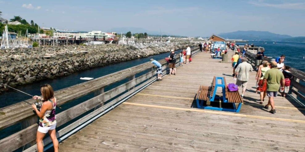 Boardwalk in Campbell River with lots of people